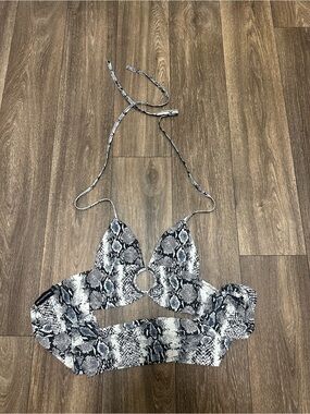 PrettyLittleThing Black and White Snake Print Top